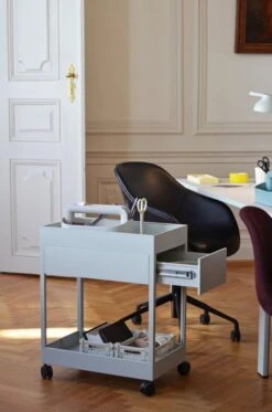 HAY Desserte New Order A, Gris Clair 7 HAY Desserte New Order A, Gris Clair -Hay Magasin New Order Trolley light grey AAC 153 Silk SIL0842 black base Tool Box light grey Anything Scissors warm yellow Colour Crate light grey