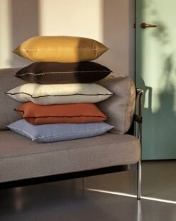 HAY Coussin Outline, 50 x 50 cm, Sienna 5 HAY Coussin Outline, 50 x 50 cm, Sienna -Hay Magasin Outline Cushion ice blue sienna off white black mustard 2