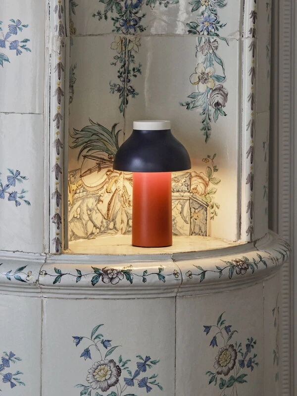 HAY Lampe De Table PC Portable, Dusty Red 4 HAY Lampe De Table PC Portable, Dusty Red – Image 4