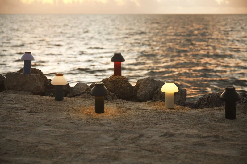 HAY Lampe à Poser PC Portable, Soft Black 3 HAY Lampe à Poser PC Portable, Soft Black – Image 3