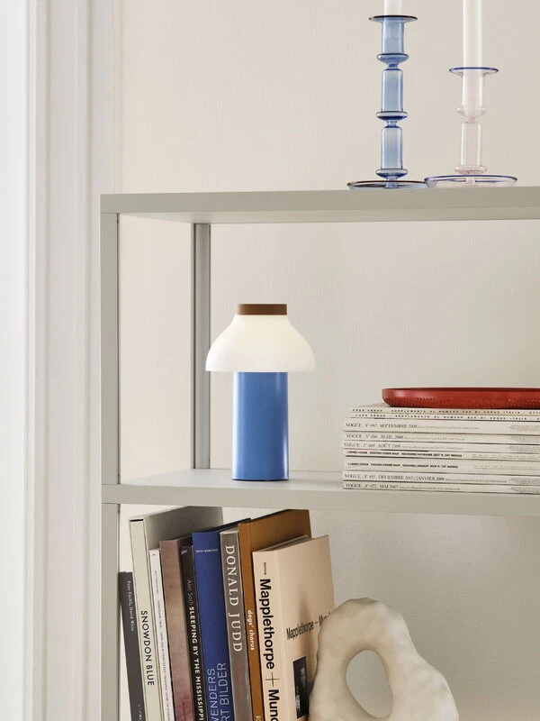 HAY Lampe De Table PC Portable, Bleu Ciel 4 HAY Lampe De Table PC Portable, Bleu Ciel – Image 4