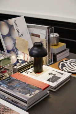 HAY Lampe à Poser PC Portable, Soft Black 9 HAY Lampe à Poser PC Portable, Soft Black -Hay Magasin PC Portable soft black 02