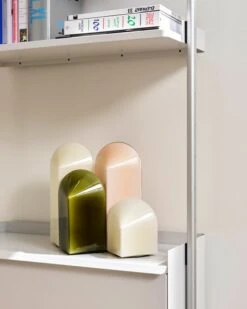 HAY Lampe De Table Parade 240, Shell White 10 HAY Lampe De Table Parade 240, Shell White -Hay Magasin Parade Table Lamp 160 shell white 240 moss green 320 blush pink shell white Pier System white powder coated steel clear anodised alu profiles 02 1