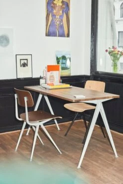 HAY Chaise Result, Noir - chêne Laqué -Hay Magasin Pyramid Table 01 matt lacquered oak beige frame Result Chair wb lacquer oak seat black base Result Chair smoked wb lacquer oak seat beige base 1