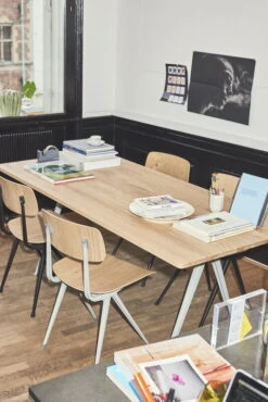 HAY Chaise Result, Beige - chêne Laqué -Hay Magasin Pyramid Table 02 beige frame matt lacquered oak Result Chair wb lacquer oak seat black base Result Chair wb lacquer oak seat beige base