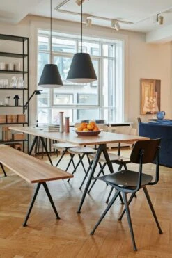 HAY Chaise Result, Noir 10 HAY Chaise Result, Noir -Hay Magasin Pyramid Table 02 matt lacquer oak black base Sinker soft black Pyramid Bench 12 matt lacquer oak black base Result Chair black wb lacquer oak