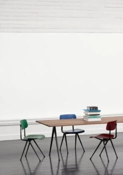 HAY Chaise Result, Noir - Bleu Foncé -Hay Magasin Pyramid Table 02 smoked oak Result Chair 01