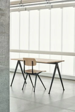 HAY Table Pyramid 01, 140 X 65 Cm, Noir - chêne Laqué Mat 8 HAY Table Pyramid 01, 140 X 65 Cm, Noir - chêne Laqué Mat -Hay Magasin Pyramid Table 01 L140xW65xH74 Top matt lacquered oak Frame black Result Chair wb lacquer oak seat black base 02