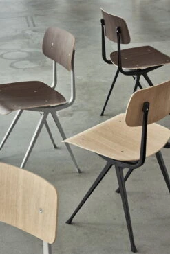 HAY Chaise Result, Noir - chêne Fumé -Hay Magasin Result Chair Seat smoked and wb lacquer oak Frame black and beige 01