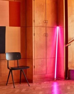 HAY Chaise Result, Noir 9 HAY Chaise Result, Noir -Hay Magasin Result Chair black wb lacquer oak seat black frame Neon Tube LED pink 1