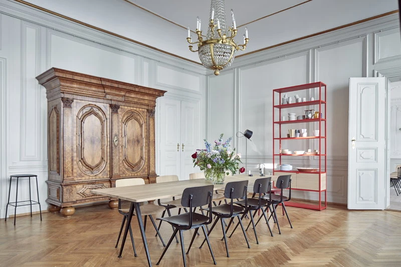 HAY Table Pyramid 02, Noir - chêne Laqué Mat 5 HAY Table Pyramid 02, Noir - chêne Laqué Mat – Image 5