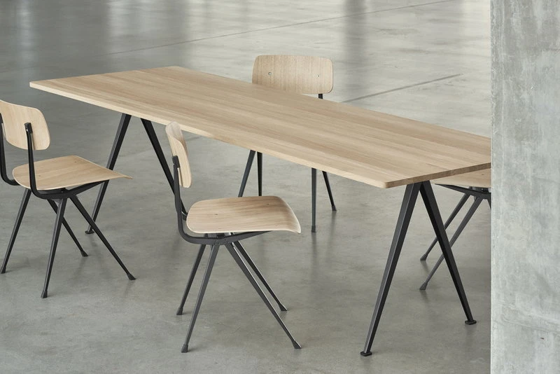 HAY Table Pyramid 02, Noir - chêne Laqué Mat 2 HAY Table Pyramid 02, Noir - chêne Laqué Mat – Image 2