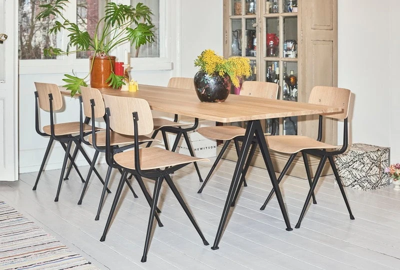 HAY Table Pyramid 02, Noir - chêne Laqué 2 HAY Table Pyramid 02, Noir - chêne Laqué – Image 2