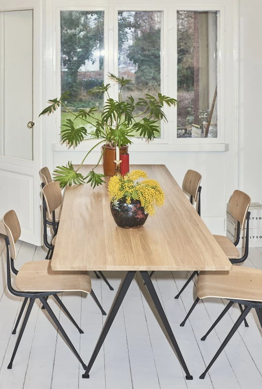 HAY Table Pyramid 02, Noir - chêne Laqué Mat 3 HAY Table Pyramid 02, Noir - chêne Laqué Mat – Image 3