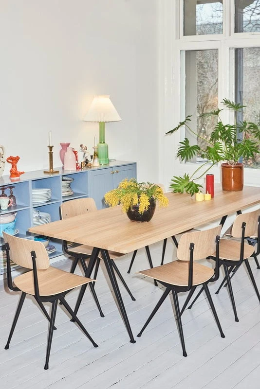 HAY Table Pyramid 02, Beige - chêne Laqué Mat 4 HAY Table Pyramid 02, Beige - chêne Laqué Mat – Image 4