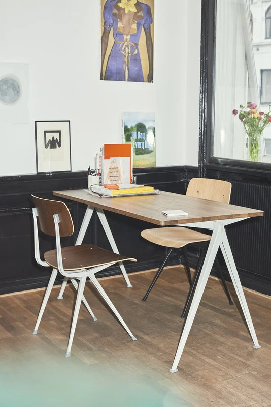 HAY Table Pyramid 01, Beige - chêne Laqué 3 HAY Table Pyramid 01, Beige - chêne Laqué – Image 3