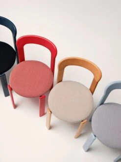 HAY Chaise Rey, Bleu Ardoise - gris Clair Steelcut Trio 113 -Hay Magasin Rey Chair scarlet red wb lacquer beech Steelcut Trio 636 Rey Chair golden wb lacquer beech Steelcut Trio 213 2