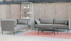 HAY Canapé Silhouette 3 Places, Olavi 03/Silk Black - Acier Noir 11 HAY Canapé Silhouette 3 Places, Olavi 03/Silk Black - Acier Noir -Hay Magasin Silhouette Sofa Olavi 03 Moir Kelim coral Eiffel Shelf warm sand