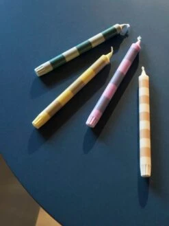 HAY Bougie Stripe, Jaune - Blanc -Hay Magasin Stripe Candle douce