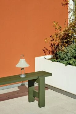 HAY Lampe De Table Portable Mousqueton, Oyster White 10 HAY Lampe De Table Portable Mousqueton, Oyster White -Hay Magasin Weekday bench olive wb lacquered pinewood Mousqueton Lamp oyster whiterole